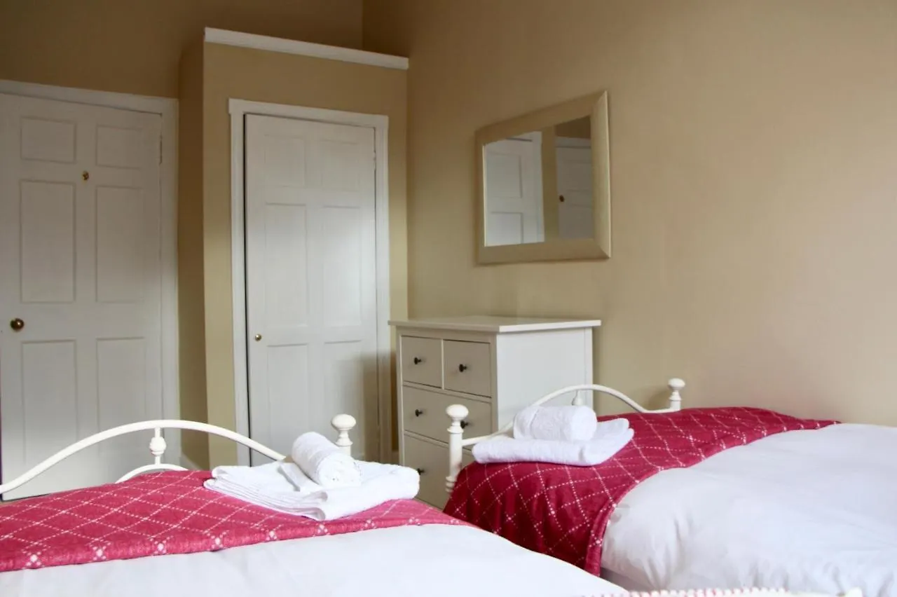 2 Bedroom Apartment In City Centre Edinburg