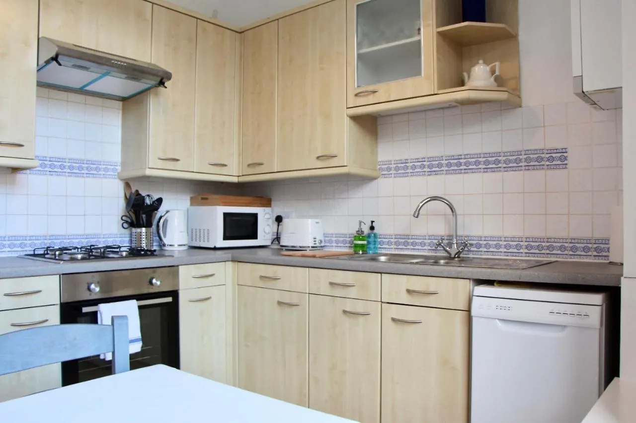 2 Bedroom Apartment In City Centre Edinburg 0*,