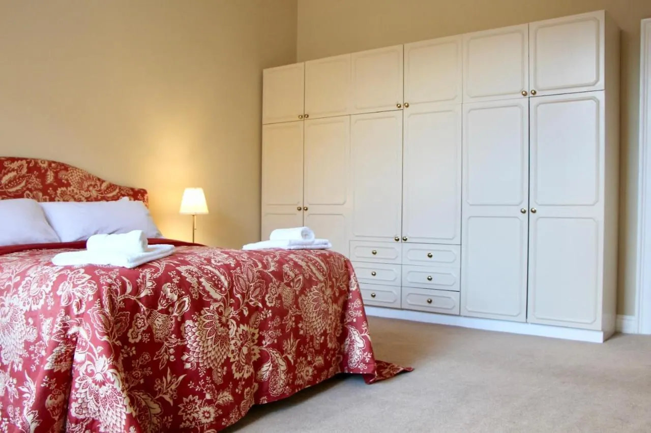 2 Bedroom Apartment In City Centre Edinburgh