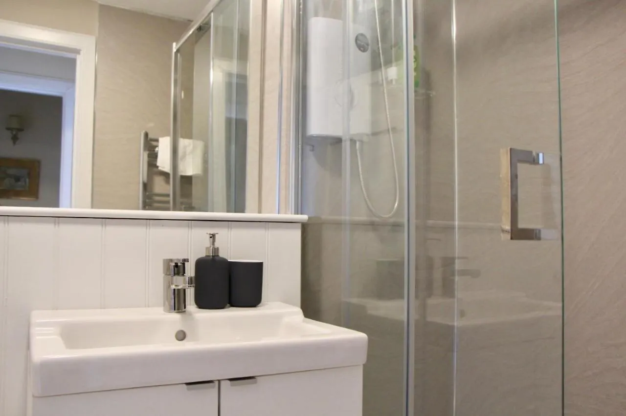 2 Bedroom Apartment In City Centre Edynburg