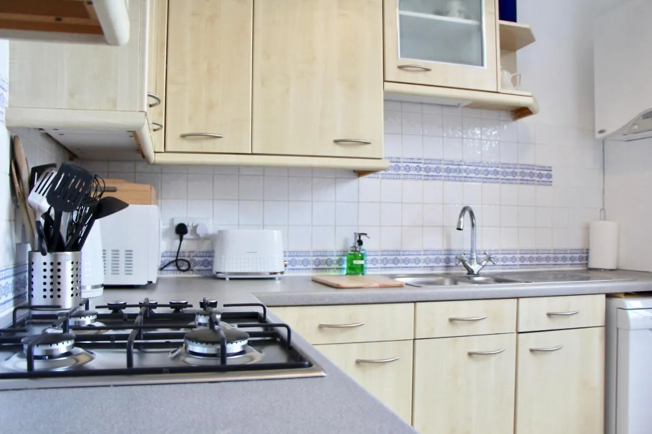 2 Bedroom Apartment In City Centre Edinburgh