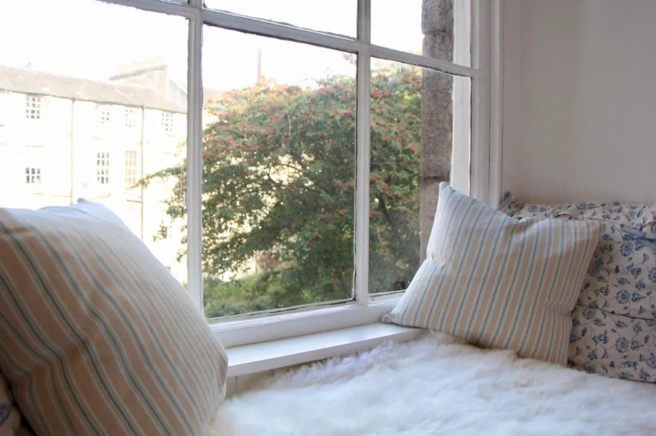 2 Bedroom Apartment In City Centre Edinburgh 0*,  United Kingdom
