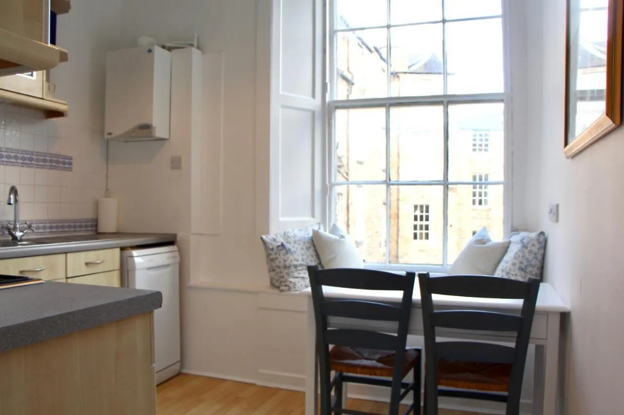 2 Bedroom Apartment In City Centre Edinburgh