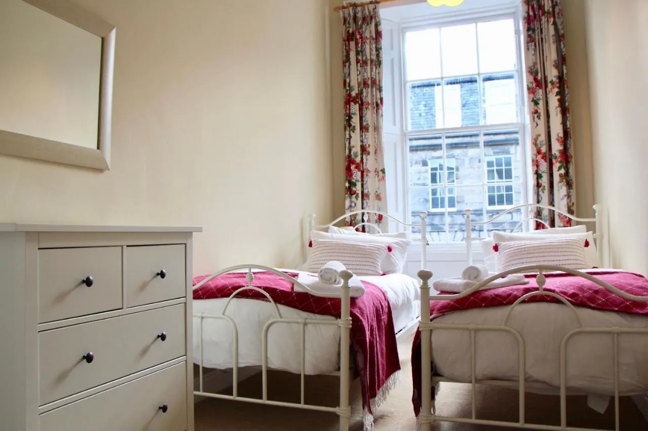 2 Bedroom Apartment In City Centre Edinburgh