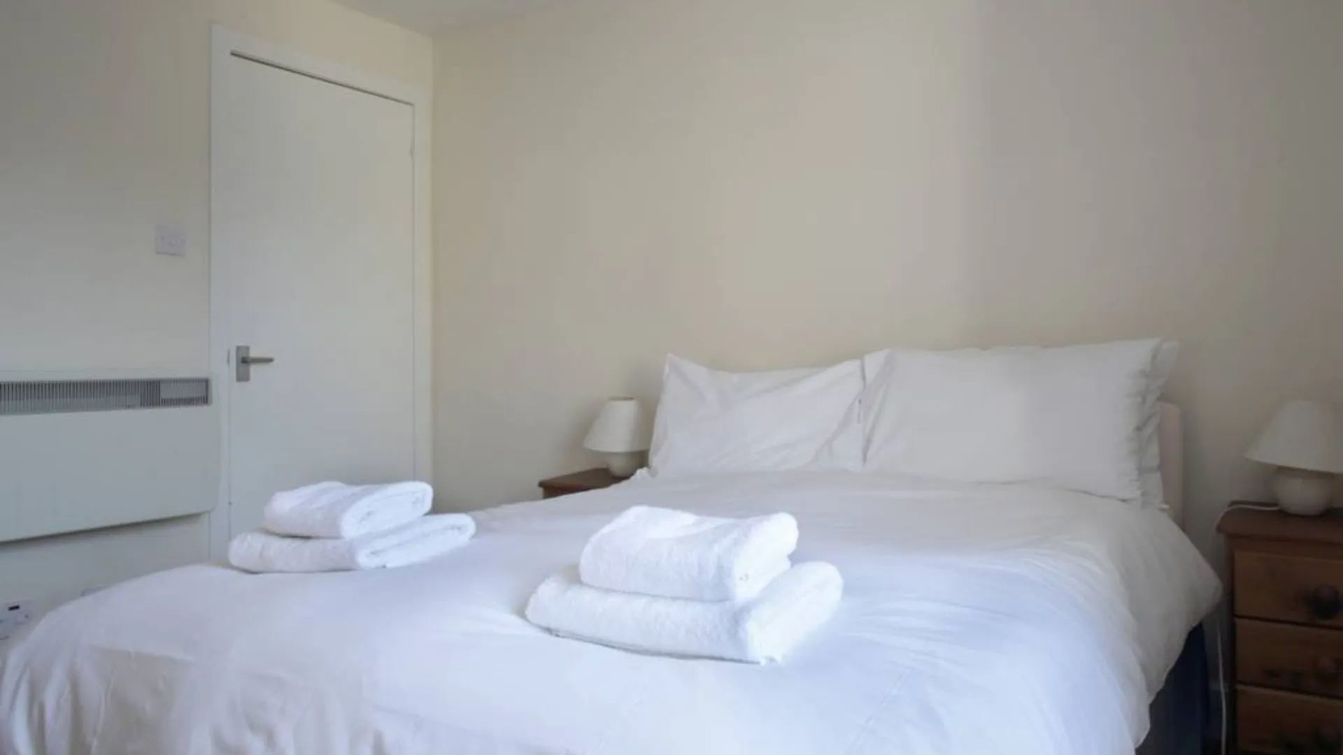2 Bedroom Apartment In City Centre Edinburgh 0*,