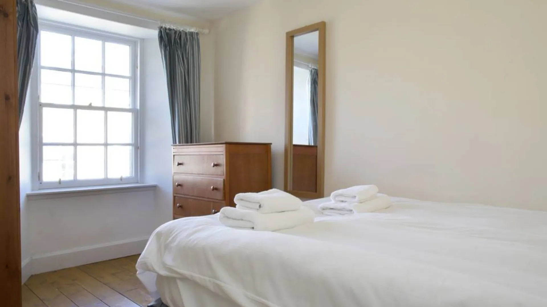 2 Bedroom Apartment In City Centre Edinburgh