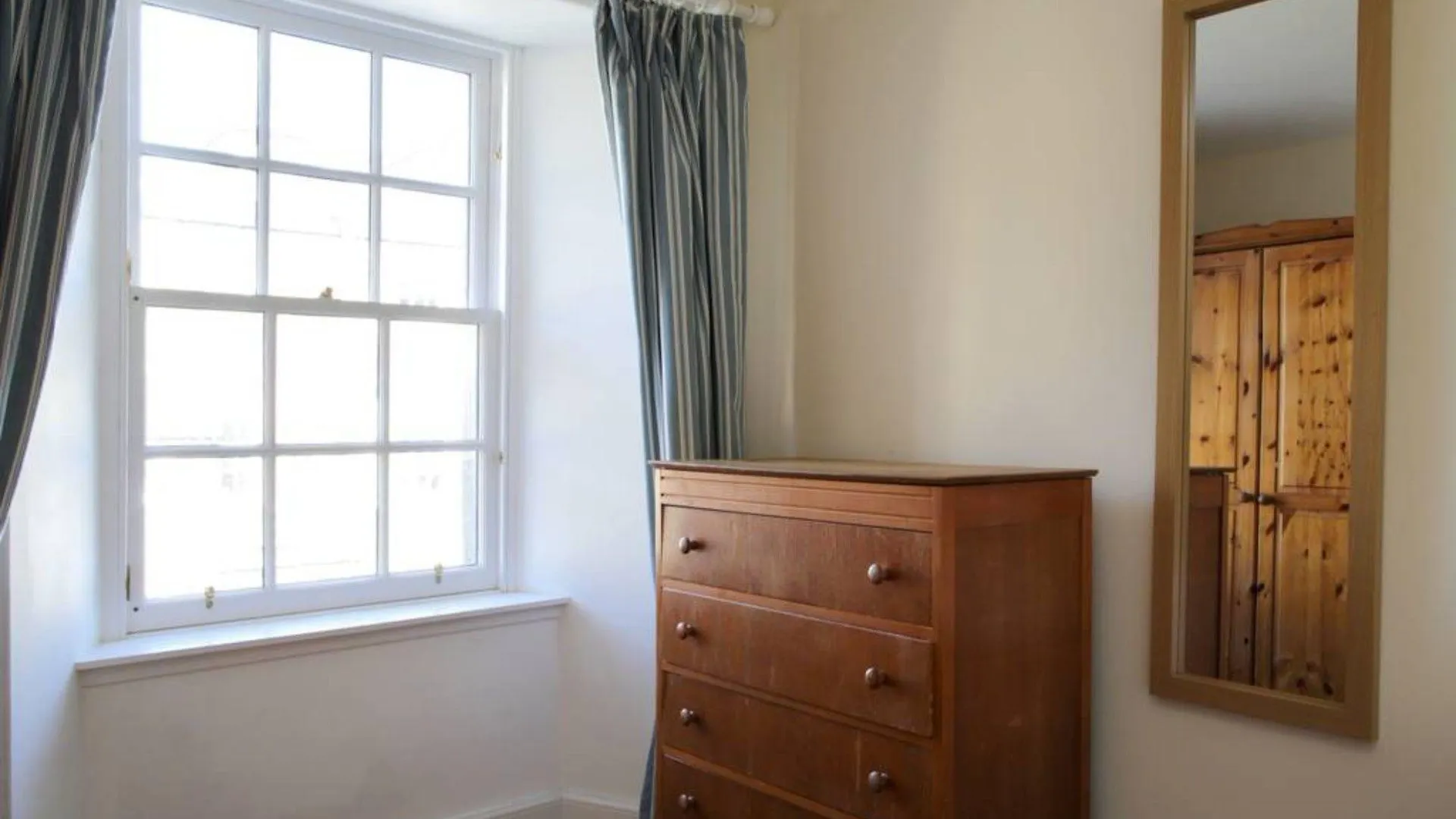 2 Bedroom Apartment In City Centre Edynburg